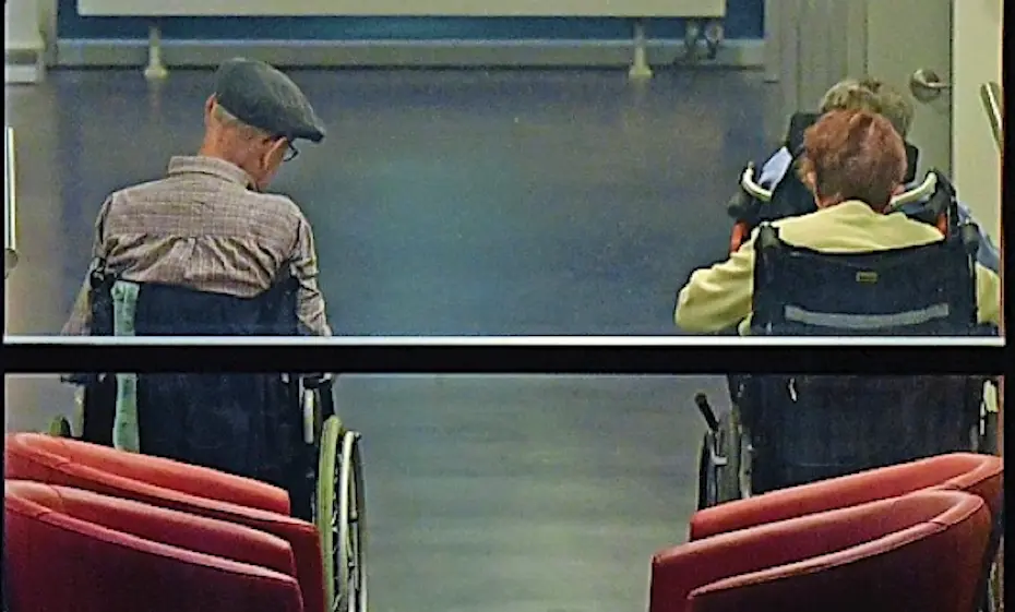 Tres personas de avanzada edad en un pasillo en el Centro Residencial Virgen del Faro de Santander. / CUBERO