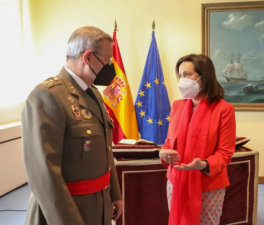 El nuevo director general de Pol&iacute;tica de Defensa, teniente general Fernando Jos&eacute; L&oacute;pez del Pozo y la ministra de Defensa, Margarita Robles