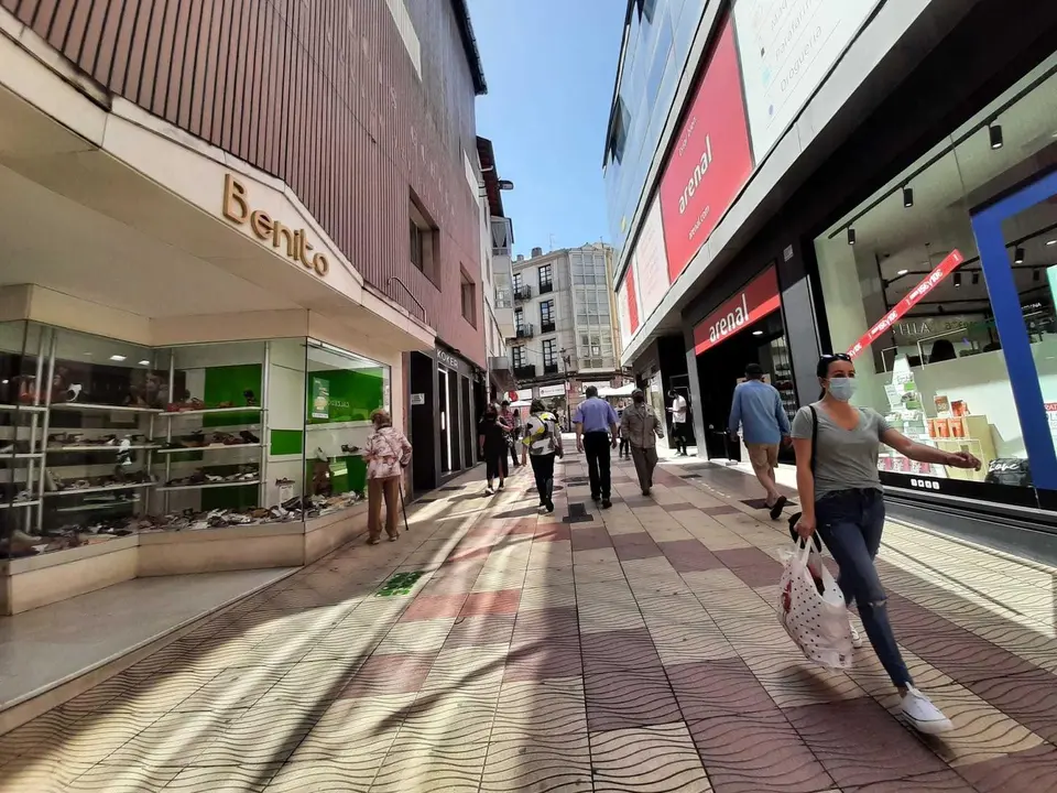 Varias personas por el centro de Torrelavega. / S. D&iacute;az