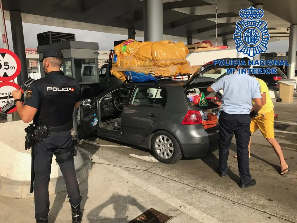 Archivo - Agentes de la Polic&iacute;a Nacional inspeccionan un autom&oacute;vil en busca de posibles infracciones en los controles de entrada y salida de la Uni&oacute;n Europea en una edici&oacute;n anterior de la Operaci&oacute;n MINERVA .