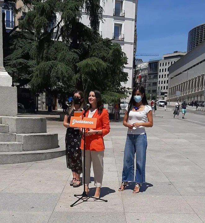 La presidenta de Ciudadanos, In&eacute;s Arrimadas, haciendo declaraciones ante el Congreso