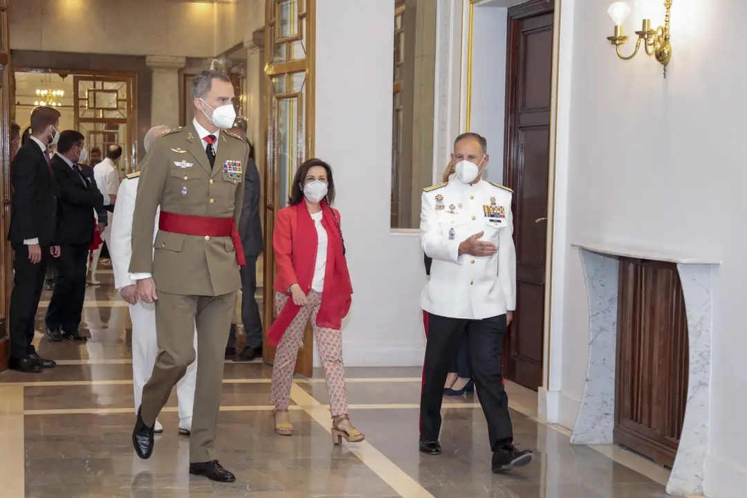 El Rey Felipe VI junto a la ministra de Defensa, Margarita Robles, en la entrega de diplomas del curso de Estado Mayor