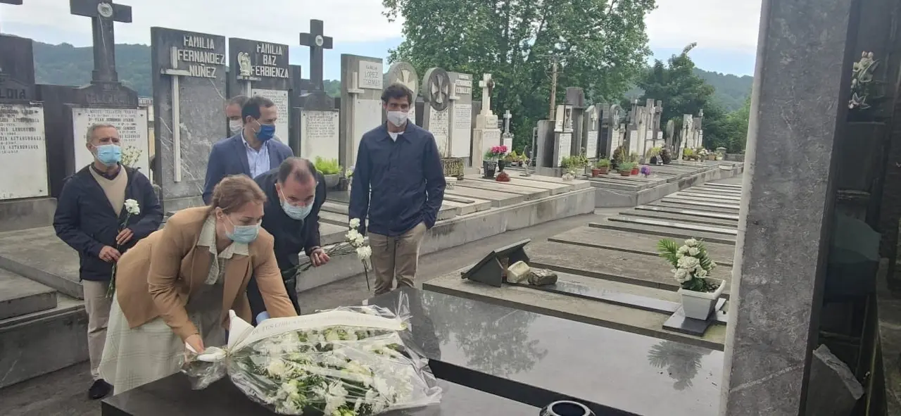 Muriel Larrea y Carlos Iturgaiz depositan flores en la tumba del edil del PP Manuel Zamarre&ntilde;o, asesinado por ETA hace 23 a&ntilde;os