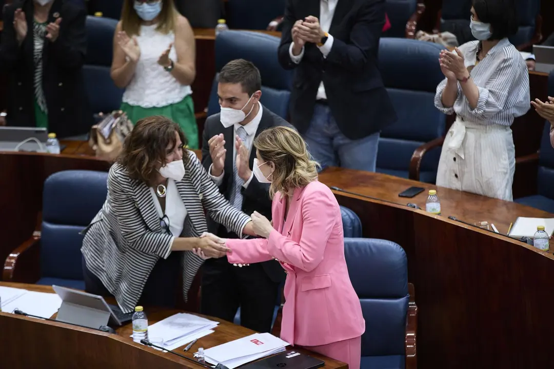 (I-D) La portavoz adjunta del PSOE, Irene Lozano; y el portavoz Adjunto del PSOE en la Asamblea de Madrid, Juan Lobato, aplauden y dan la mano a la portavoz del PSOE en la Asamblea de Madrid, Hana Jalloul, tras su intervenci&oacute;n en la segunda sesi&oacute;n del ple