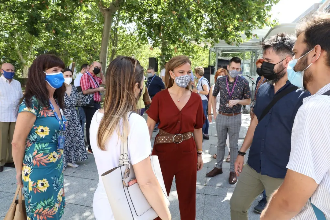 La concejala delegada de Turismo, Almudena Ma&iacute;llo, acompa&ntilde;ada por la presidenta de la Asociaci&oacute;n Profesional de Gu&iacute;as de Turismo (APIT), Rosa Lisandra