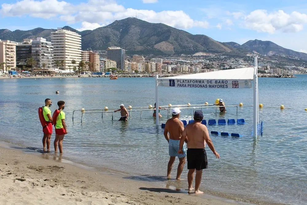 Playa de Fuengirola donde se ha instalado de nuevo la plataforma de ba&ntilde;o para personas mayores