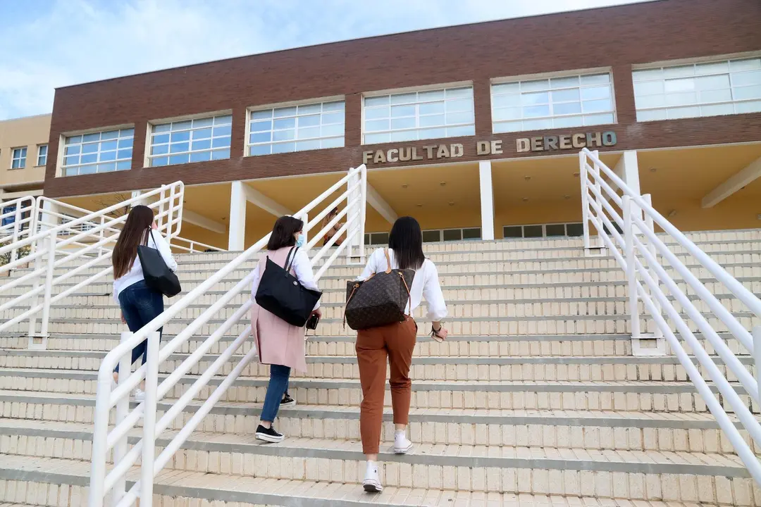 MLG 19-04-2021.-Varios estudiantes de la Universidad de M&aacute;laga de distintas carreras y grados se incorporan a las clases bimodal, clases presenciales y otros alumnos lo hacen desde casa online.-&Aacute;LEX ZEA.