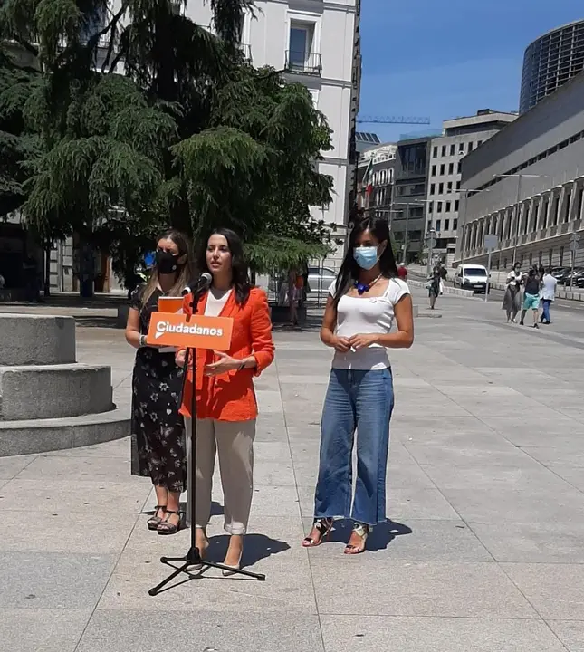 In&eacute;s Arrimadas, Bego&ntilde;a Villac&iacute;s y Sara Gim&eacute;nez, de Ciudadanos, haciendo declaraciones en el Congreso