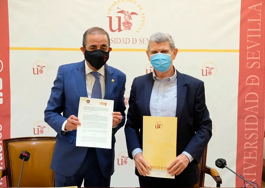 El rector de la Universidad de Sevilla, Miguel &Aacute;ngel Castro, y el presidente de la Corporaci&oacute;n RTVE, Jos&eacute; Manuel P&eacute;rez Tornero