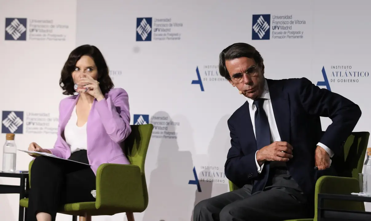 La presidenta de la Comunidad de Madrid, Isabel D&iacute;az Ayuso y el expresidente del Gobierno, Jos&eacute; Mar&iacute;a Aznar, durante la clausura del curso 2020/2021 del Aula de Liderazgo del IAG-UFV. En Madrid, a 25 de junio de 2021, en Madrid (Espa&ntilde;a).
