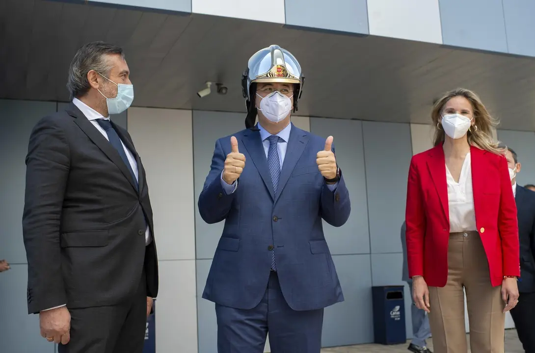 (I-D) El consejero de Presidencia, Justicia e Interior de la Comunidad de Madrid, Enrique L&oacute;pez; el presidente del Comit&eacute; Europeo de las Regiones, Apostolos Tzitzikostas; y la consejera de Medio Ambiente, Vivienda y Agricultura, Paloma Mart&iacute;n, durante su 