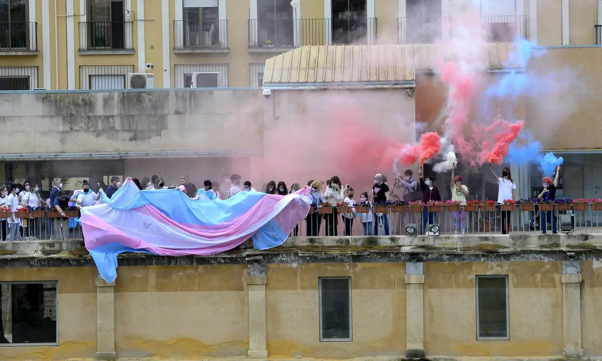 Archivo - Acto de colocaci&oacute;n de la bandera trans en Los Molinos del R&iacute;o, en Murcia