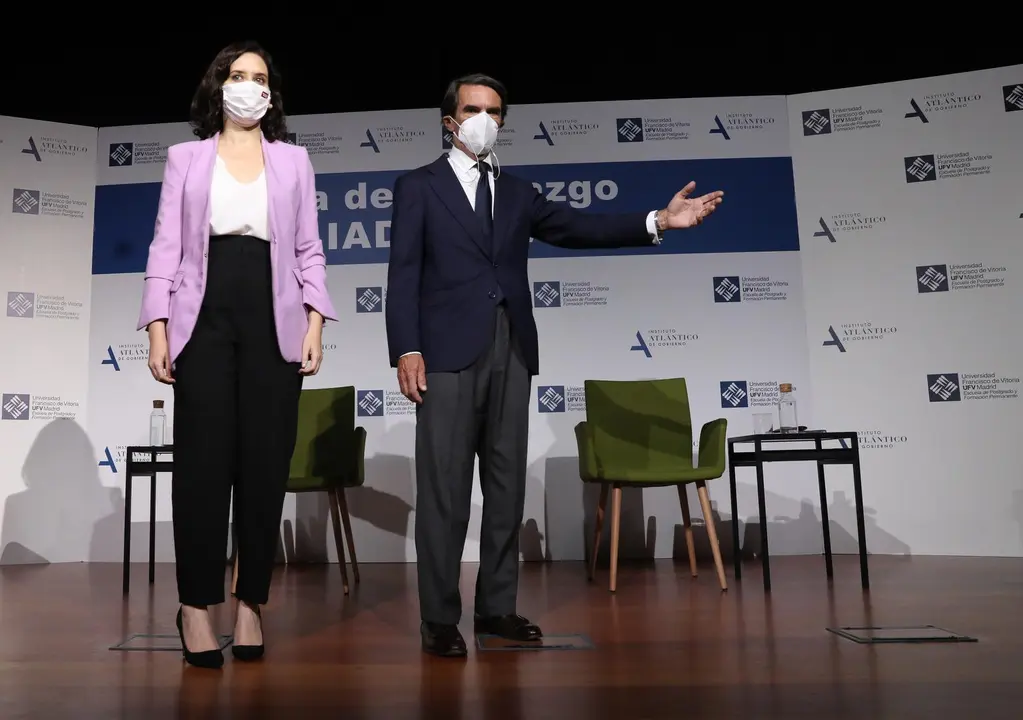 La presidenta de la Comunidad de Madrid, Isabel D&iacute;az Ayuso y el expresidente del Gobierno, Jos&eacute; Mar&iacute;a Aznar, durante la clausura del curso 2020/2021 del M&aacute;ster Universitario en Acci&oacute;n Pol&iacute;tica, Fortalecimiento Institucional y Participaci&oacute;n Ciudadana en el