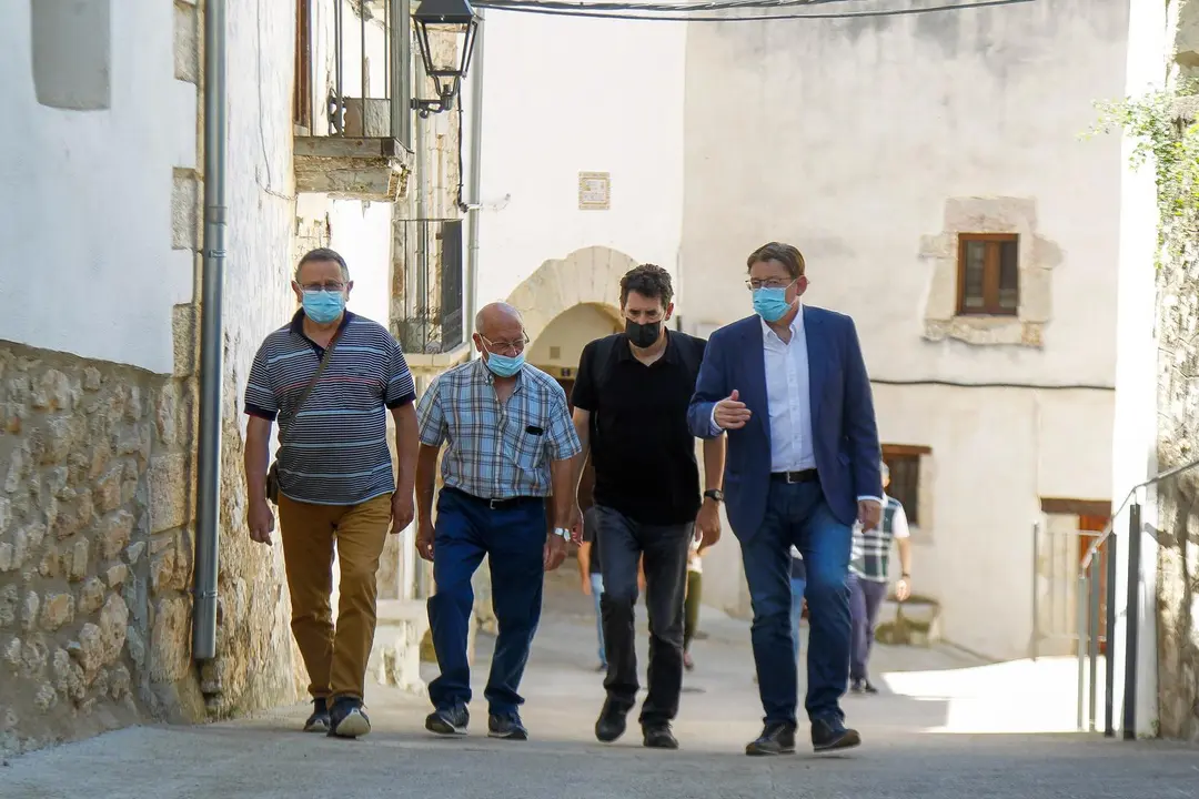 El presidente de la Generalitat, Ximo Puig, durante su visita a la localidad castellonense de Vallibona.