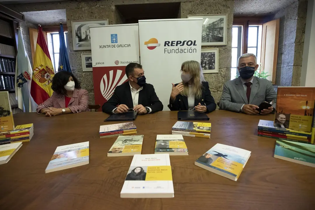 Firma del convenio por el conselleiro de Cultura, Educaci&oacute;n e Universidade, Rom&aacute;n Rodr&iacute;guez, y la directora de Relaciones Externas de la Fundaci&oacute;n Repsol, Pilar N&uacute;&ntilde;ez, este viernes en la sede de la Secretar&iacute;a Xeral de Pol&iacute;tica Ling&uuml;&iacute;stica