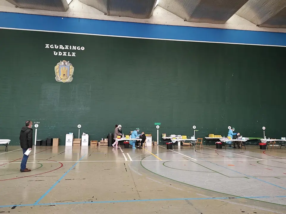 Archivo - Realizan test PCR en un front&oacute;n