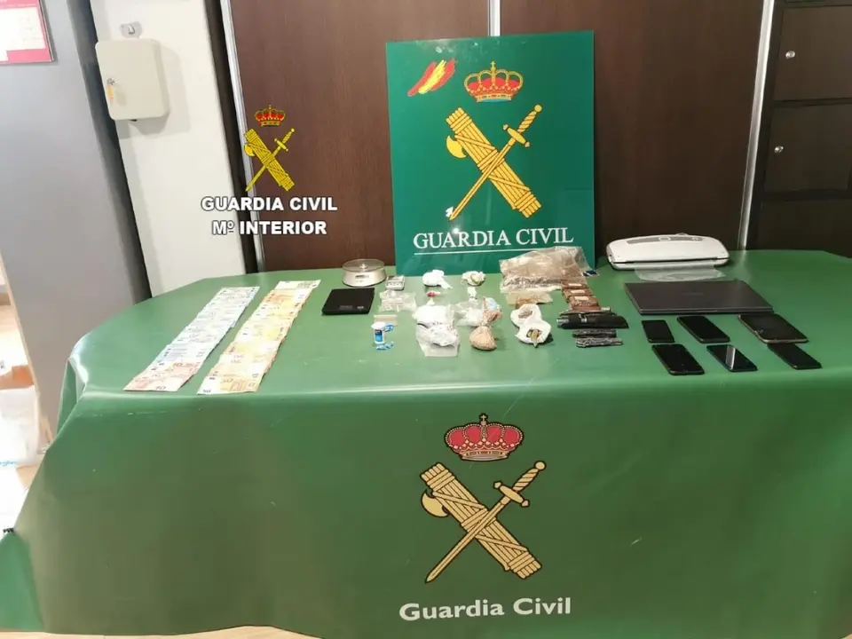 Objetos incautados en la operaci&oacute;n 'Mansa' contra un grupo dedicado al tr&aacute;fico de estupefacientes.