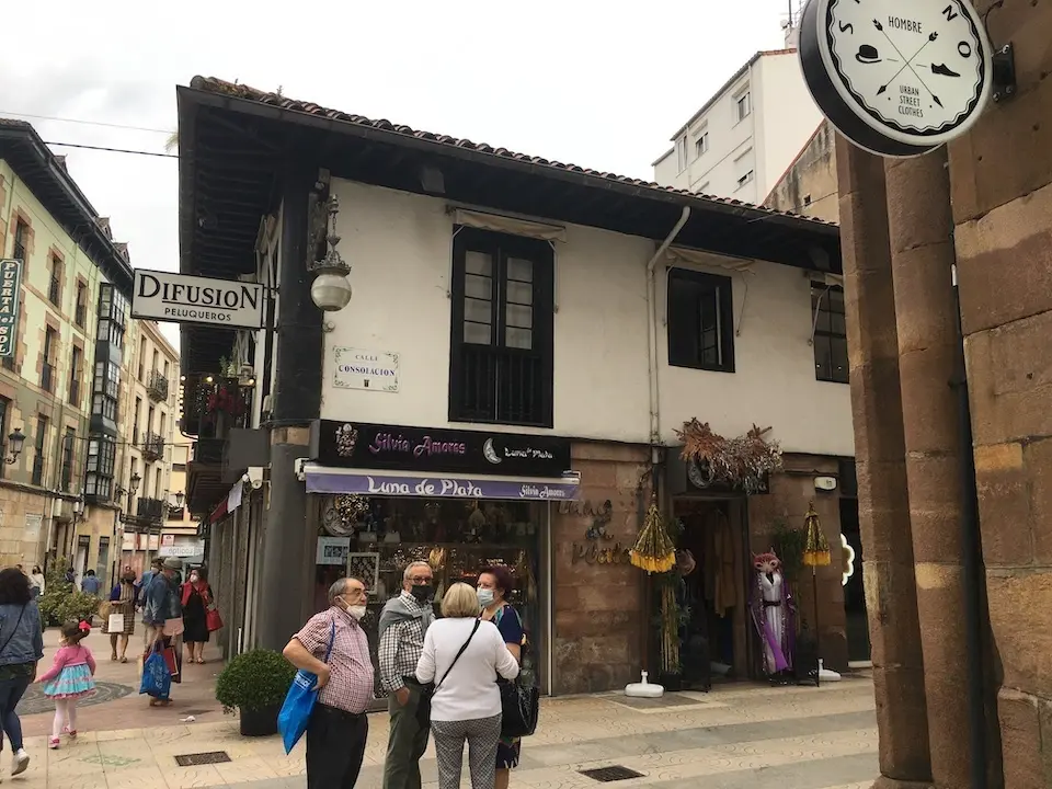 Varias personas con mascarilla por el centro de Torrelavega en el d&iacute;a de hoy. / S. D&iacute;az