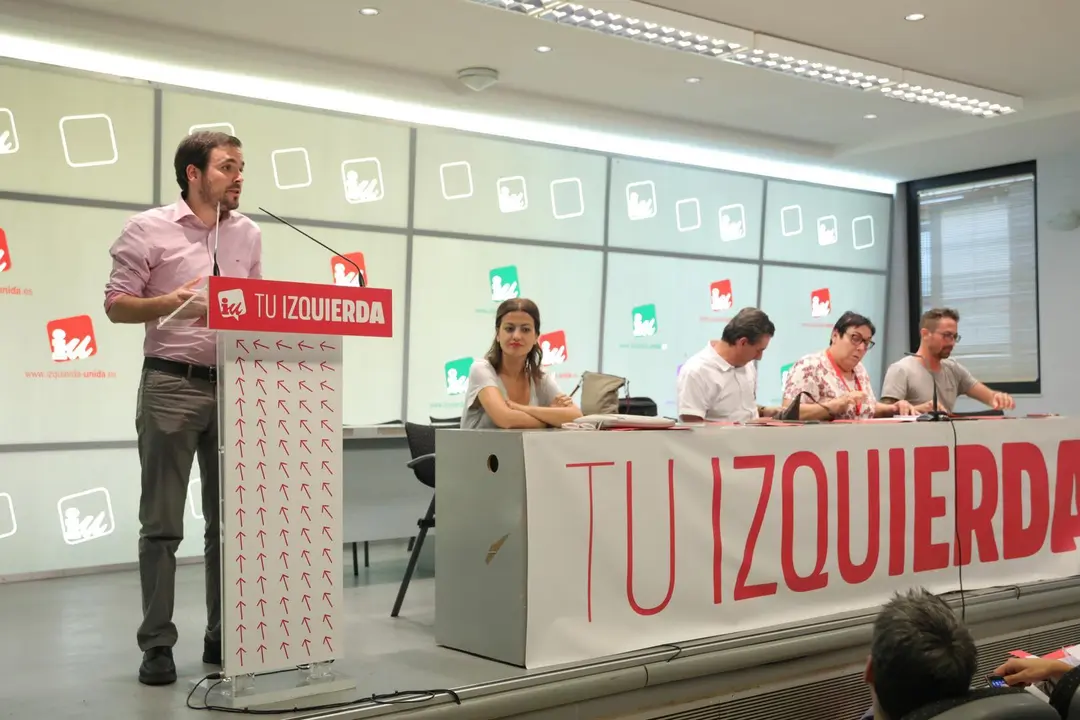 Archivo - El coordinador general de Izquierda Unida, Alberto Garz&oacute;n interviene en  la celebraci&oacute;n de la Asamblea Pol&iacute;tico y Social de IU para ratificar si concurre o no en coalici&oacute;n con Podemos a las elecciones del 10-N, en Madrid (Espa&ntilde;a), a 26 de septie
