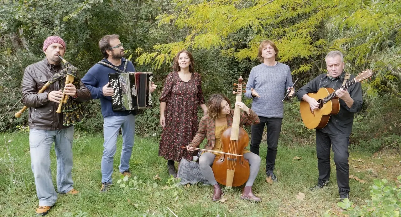 El grupo de folk Biella Nui repasar&aacute; este domingo las joyas del patrimonio musical de ordena en A&iacute;nsa.
