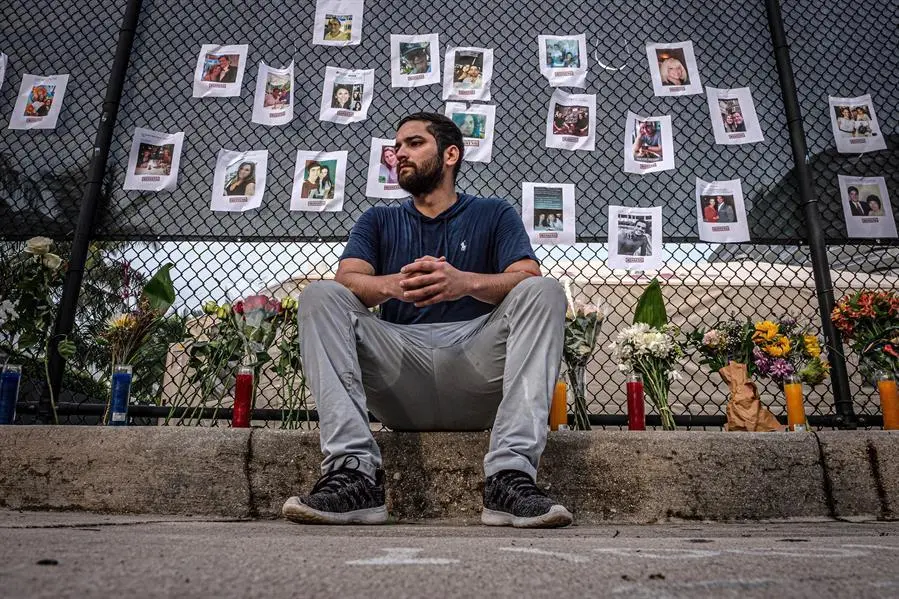Leo Soto descansa durante una peque&ntilde;a vigilia en memoria de los desaparecidos en el derrumbe del edificio de condominios de 12 pisos en Surfside, Florida (EEUU). La b&uacute;squeda de supervivientes del desplome parcial de un edificio residencial frente a la playa en Miami-Dade continuaba este viernes, mientras las cifras de muertos y desaparecidos aumentaban a 4 y 159, respectivamente, en medio de la desesperaci&oacute;n de cientos de personas por saber de los suyos. EFE/ Giorgio Viera