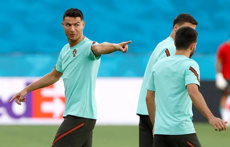 El delantero Cristiano Ronaldo (i), durante el entrenamiento de Portugal esta tarde en el estadio de la Cartuja de Sevilla, donde ma&ntilde;ana se enfrentan a B&eacute;lgica en partidos de octavos de final de la Eurocopa 2020. EFE/Julio Mu&ntilde;oz