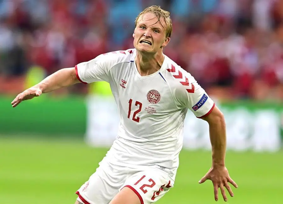 Kasper Dolberg, de Dinamarca, celebra tras marcar el 2-0 durante el partido de f&uacute;tbol de octavos de final de la Eurocopa 2020 entre Gales y Dinamarca en &Aacute;msterdam, Holanda, el 26 de junio de 2021.EFE/EPA/Olaf Kraak