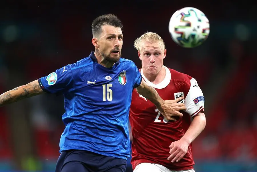 Francesco Acerbi (L) de Italia en acci&oacute;n contra Xaver Schlager (R) de Austria durante el partido de octavos de final de la Eurocopa 2020 de f&uacute;tbol entre Italia y Austria en Londres, Gran Breta&ntilde;a, el 26 de junio de 2021. / EFE/EPA/Carl Recine