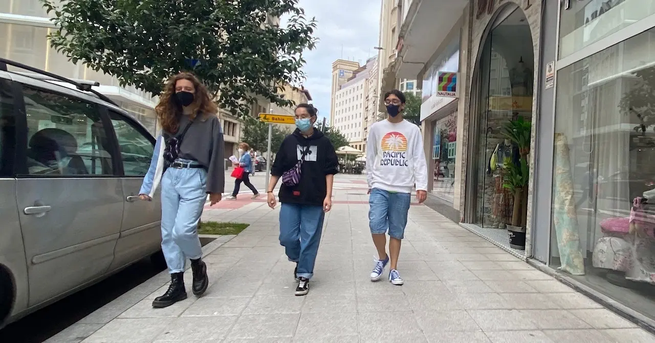 Varias personas con mascarilla por el centro de Santander. / Hardy