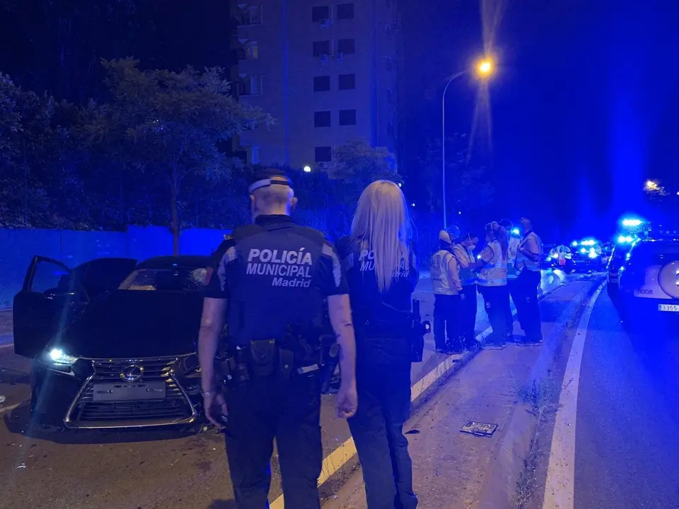 Agentes de Polic&iacute;a de Madrid durante un accidente en Sinesio Delgado