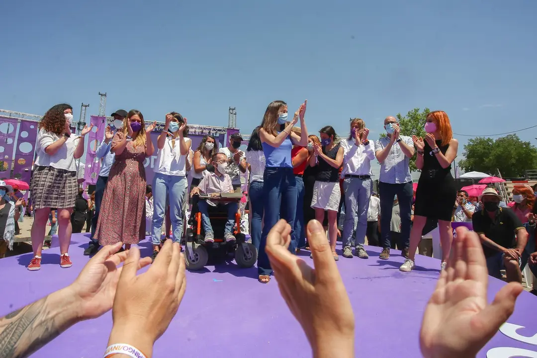 La nueva l&iacute;der de Podemos, Ione Belarra, aplaude tras ser elegida como secretaria general del partido con el 89% de los votos con su candidatura `Crecer&acute;, en la IV Asamblea Ciudadana Estatal de Podemos, a 13 de junio de 2021, en el Auditorio Parque de Luc