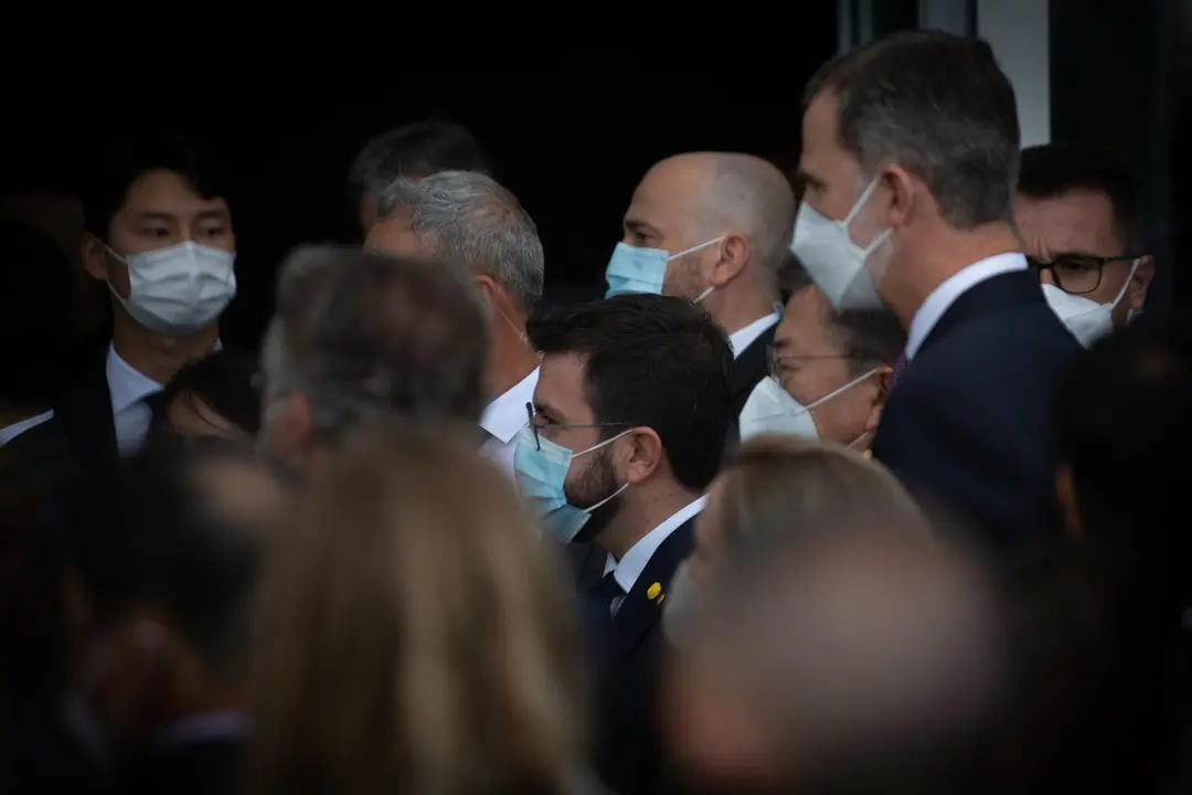 El presidente de la Generalitat, Pere Aragon&eacute;s (i) y el Rey Felipe VI (d), a su llegada al W Barcelona para asistir a una cena inaugural de la XXXVI reuni&oacute;n anual del Cercle D'Econom&iacute;a, a 16 de junio de 2021, en Barcelona, Catalunya (Espa&ntilde;a). ARCHIVO.