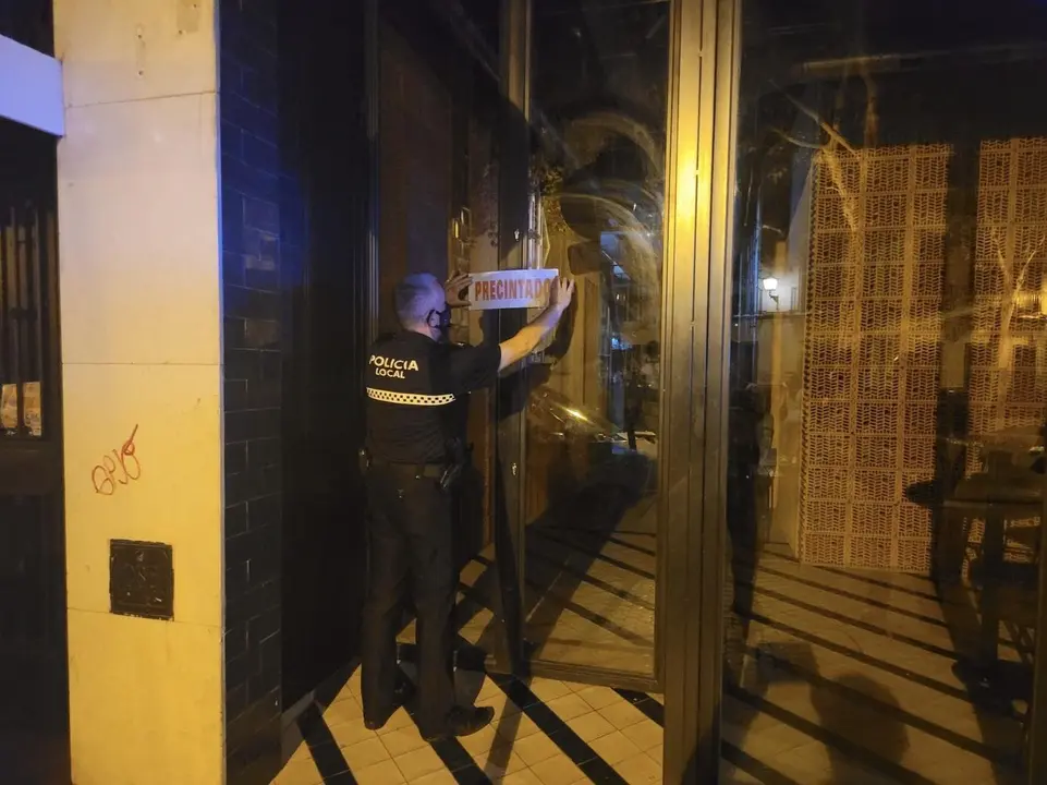 Precinto de un bar en la Alameda