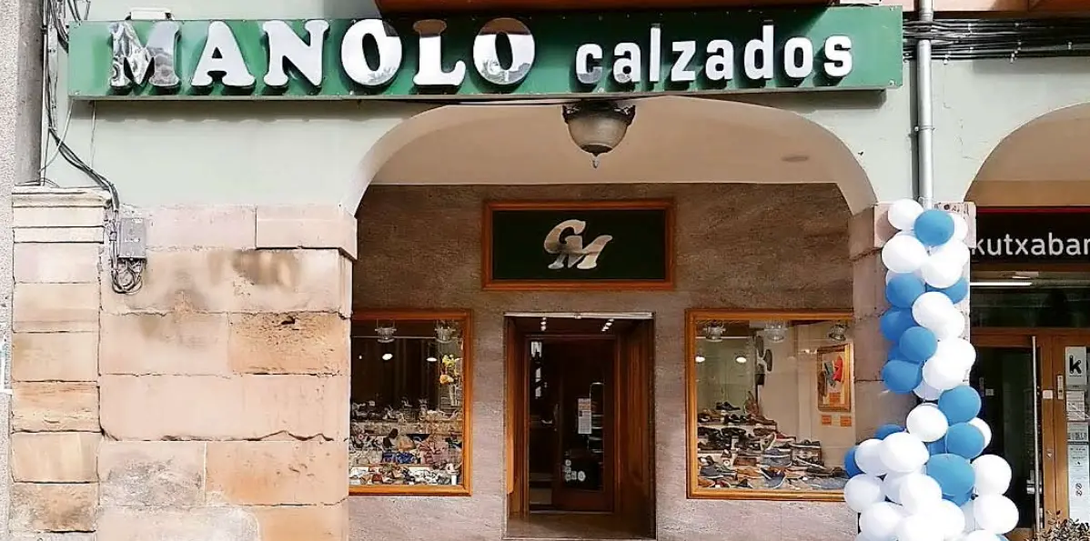 Vista del exterior del establecimiento Calzados Manolo en Torrelavega. / ALERTA