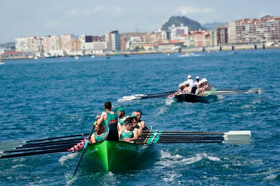 La trainera de Camargo, persiguiendo a la de Pedre&ntilde;a. / Hardy