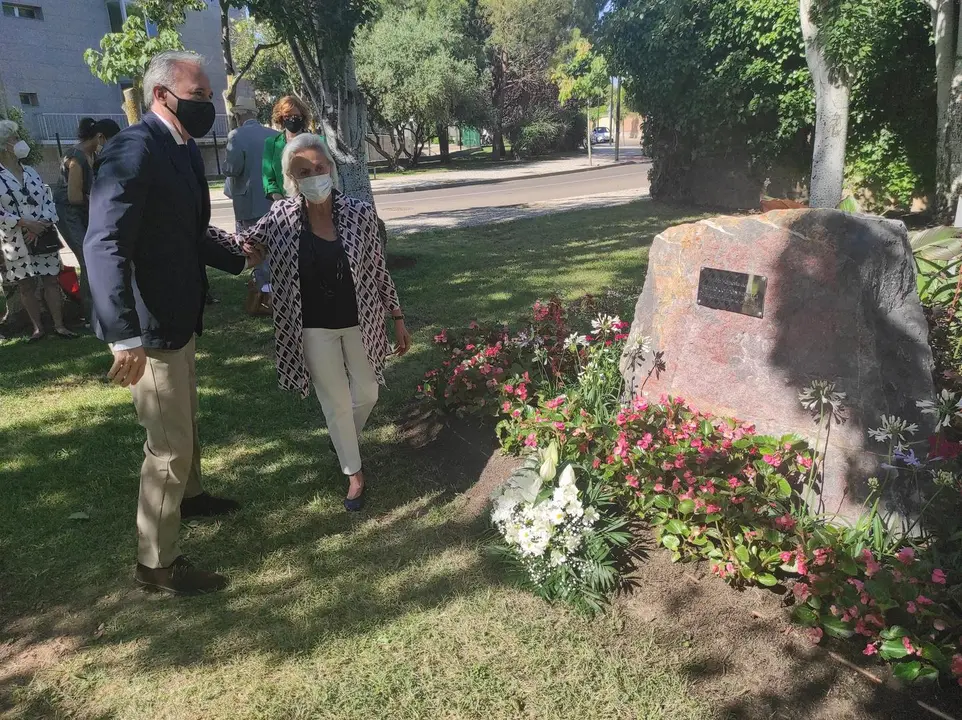 El alcalde de Zaragoza, Jorge Azc&oacute;n, y la viuda de Publio Cord&oacute;n, Pilar Muro, en el homenaje al empresario.