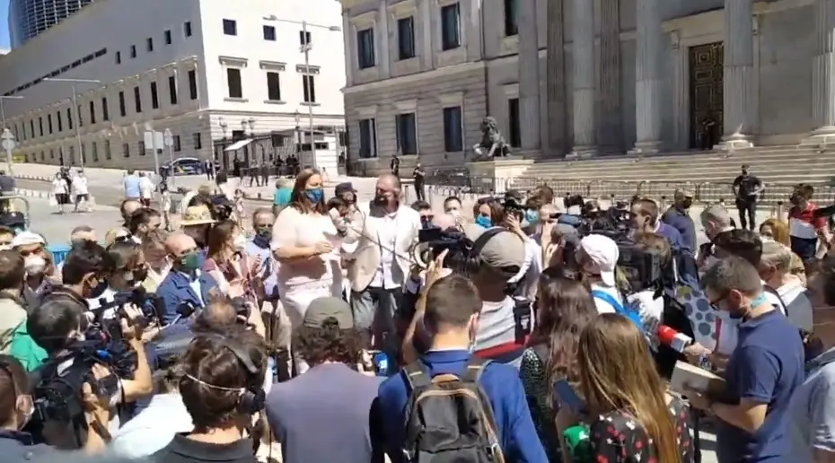 La presidenta de la AVT, Maite Araluce, en la concentraci&oacute;n para rendir homenaje a las v&iacute;ctimas de terrorismo fuera del Congreso