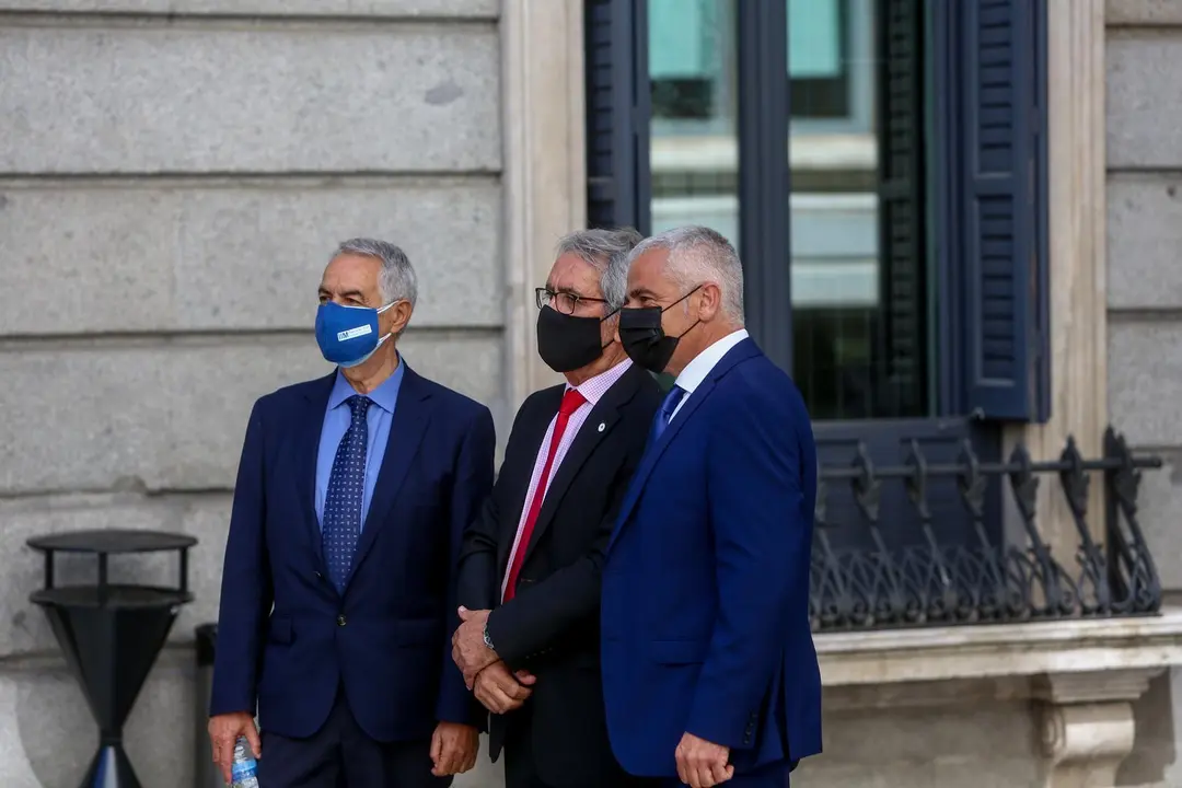 Tres representantes de varias asociaciones de las v&iacute;ctimas del terrorismo, a su llegada al acto en recuerdo y homenaje a las v&iacute;ctimas del terrorismo, en el Sal&oacute;n de Sesiones del Congreso de los Diputados, a 27 de junio de 2021, en Madrid (Espa&ntilde;a). 