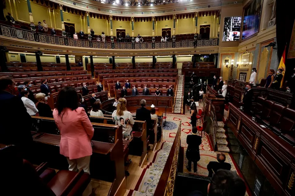 Vista general durante el minuto de silencio guardado en memoria de las v&Igrave;ctimas del terrorismo durante el acto solemne por el D&Igrave;a de las V&Igrave;ctimas del Terrorismo celebrado este domingo en el Congreso de los Diputados. EFE/J.J. Guill&Egrave;n