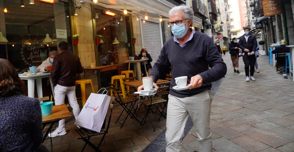Varias personas por el centro de la ciudad de Santander. / Hardy
