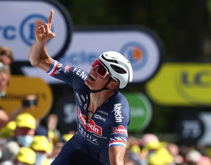 El ciclista holand&eacute;s Mathieu Van Der Poel, del equipo Alpecin-Fenix, gana la 2&ordf; etapa del Tour de Francia 2021 sobre 183,5 km de Perros-Guirec a Mur de Bretagne Guerledan, Francia, 27 de junio de 2021. (Ciclismo, Francia) EFE/EPA/Michael Steele / POOL