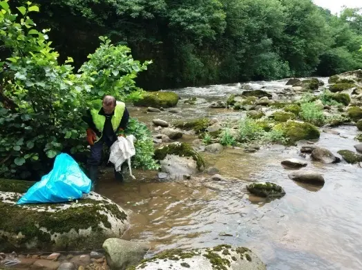 Labores de mantenimiento en el r&iacute;o Besaya.