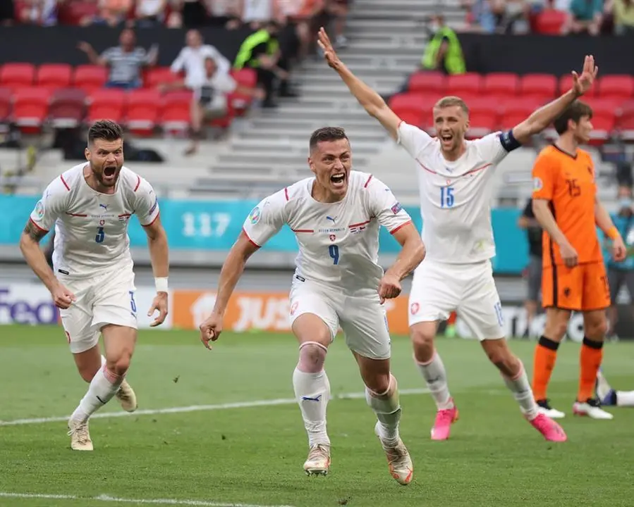 Tomas Holes (C) of the Czech Republic celebrates scoring the opening goal during the UEFA EURO 2020 round of 16 soccer match between the Netherlands and the Czech Republic in Budapest, Hungary, 27 June 2021. (Rep&uacute;blica Checa, Hungr&iacute;a, Pa&iacute;ses Bajos; Holanda) EFE/EPA/Alex Pantling