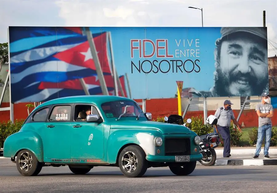 Valla con la imagen de Fidel Castro mientras se lleva a cabo una regata como parte de una campa&ntilde;a contra el bloqueo de Estados Unidos a la isla, en la bah&iacute;a de Matanzas (Cuba). Una regata cerr&oacute; la intensa campa&ntilde;a contra el embargo realizada por el Gobierno cubano de cara a la votaci&oacute;n, esta semana en la Asamblea General de Naciones Unidas, de la resoluci&oacute;n que la isla presenta cada a&ntilde;o para pedir el levantamiento de las sanciones de Estados Unidos vigentes desde 1962. EFE/Yander Zamora