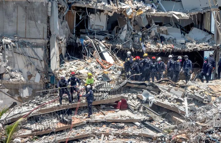 Rescue teams search the partially collapsed 12-story condominium building in Surfside, Florida, USA, 27 June 2021. The 12-story beachfront condominium building in the Miami suburb of Surfside, partially collapsed early 24 June 2021. (Estados Unidos) EFE/EPA/CRISTOBAL HERRERA-ULASHKEVICH