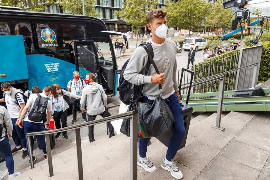 Marcos Llorente y el resto de jugadores de la selecci&oacute;n espa&ntilde;ola llegaron este domingo a Copenhague, donde el equipo disputar&aacute; ante Croacia los octavos de final de la Eurocopa 2020. EFE/RFEF/Pablo Garc&iacute;a -SOLO USO EDITORIAL. SOLO DISPONIBLE PARA ILUSTRAR LA NOTICIA QUE ACOMPA&Ntilde;A (CR&Eacute;DITO OBLIGATORIO)-