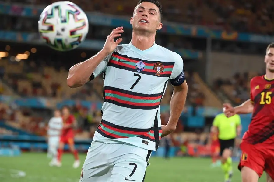 Cristiano Ronaldo de Portugal en acci&oacute;n durante el partido de f&uacute;tbol de octavos de final de la Eurocopa 2020 entre B&eacute;lgica y Portugal en Sevilla. EFE