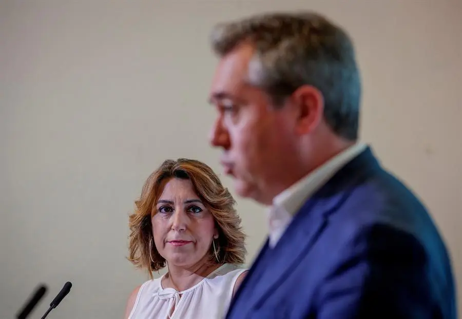 l candidato del PSOE de Andaluc&iacute;a a la Presidencia de la Junta, Juan Espadas, y la secretaria general andaluza, Susana D&iacute;az, en la rueda de prensa conjunta en la que han informado sobre la f&oacute;rmula pactada para el proceso de transici&oacute;n en la formaci&oacute;n socialista, hoy en la sede del partido en Sevilla. EFE/Julio Mu&ntilde;oz