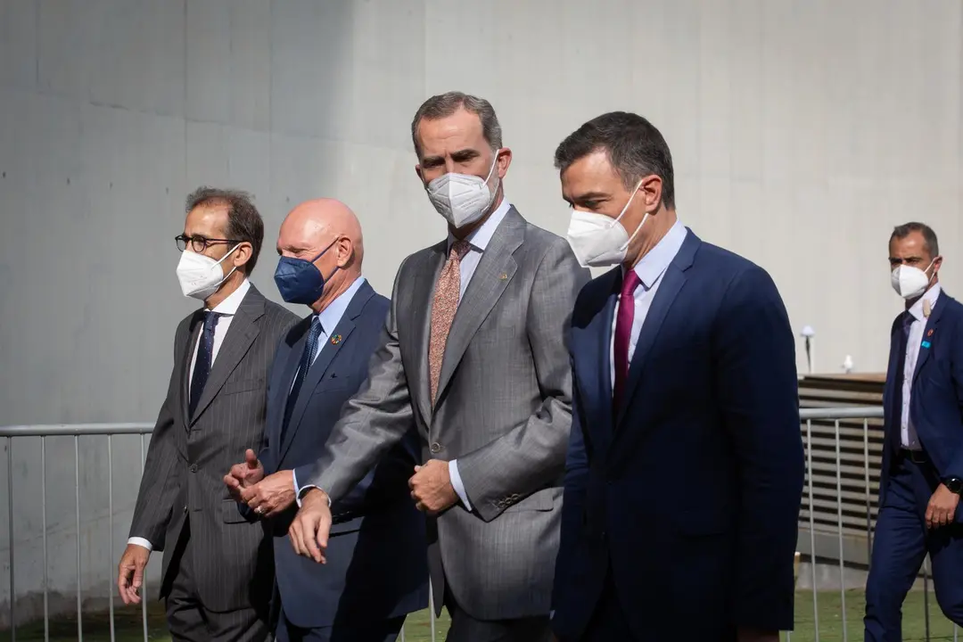 El Rey Felipe VI (2d), y el presidente del Gobierno, Pedro S&aacute;nchez (d), conversan a su llegada a la primera jornada de la XIV edici&oacute;n del Mobile World Congress (MWC 2021) en el  recinto Gran Via de Fira de Barcelona, en L'Hospitalet de Llobregat, Barcelon