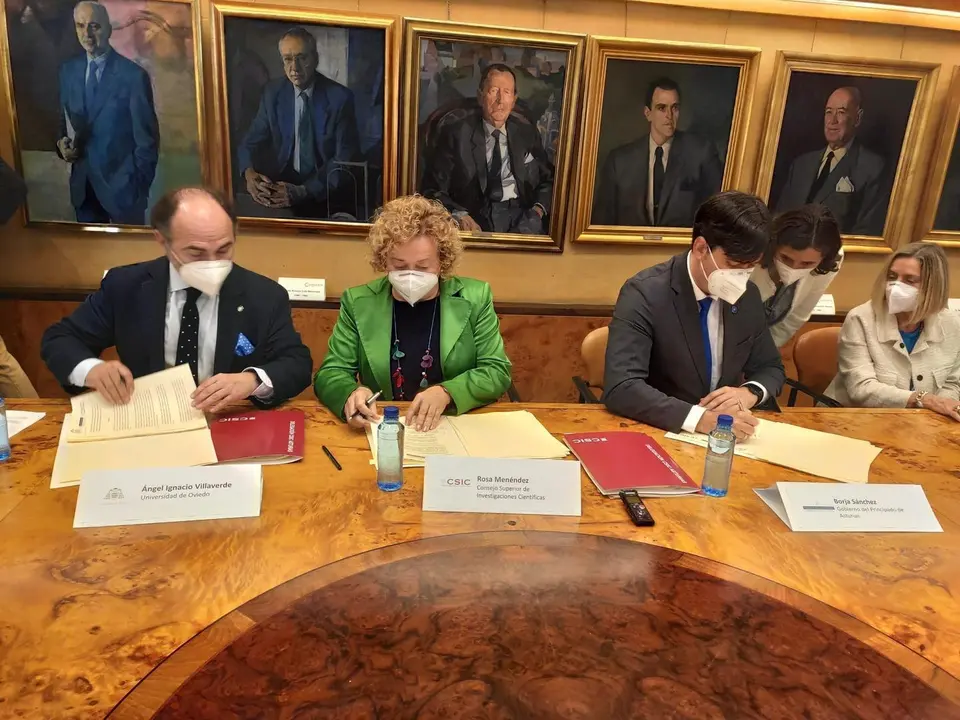 El rector de la Universidad de Oviedo, Ignacio Villaverde, junto a la presidenta del CSIC, Rosa Men&eacute;ndez, y el consejero de Ciencia, Borja S&aacute;nchez, firman el convenio de constituci&oacute;n del IMIB.
